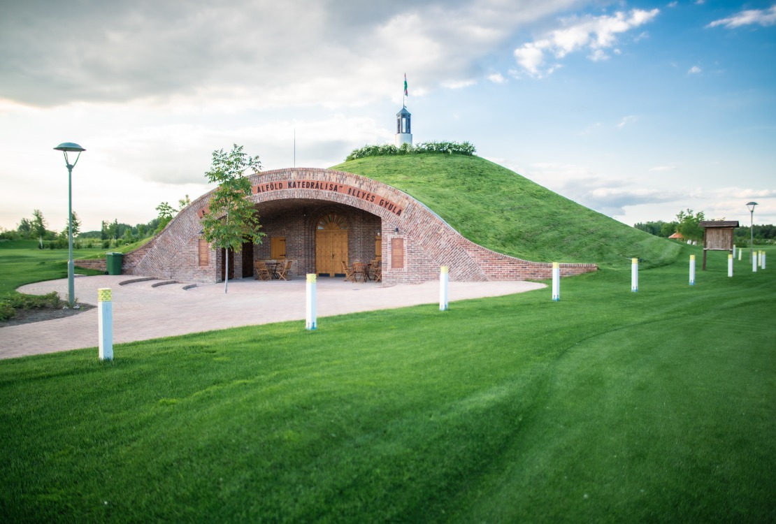 „ A KUNHALOM, AZ ALFÖLD KATEDRÁLISA”- Illyés Gyula