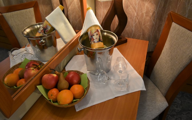Hotel Club Tisza - Bekészítés bor és gyümölcskosár