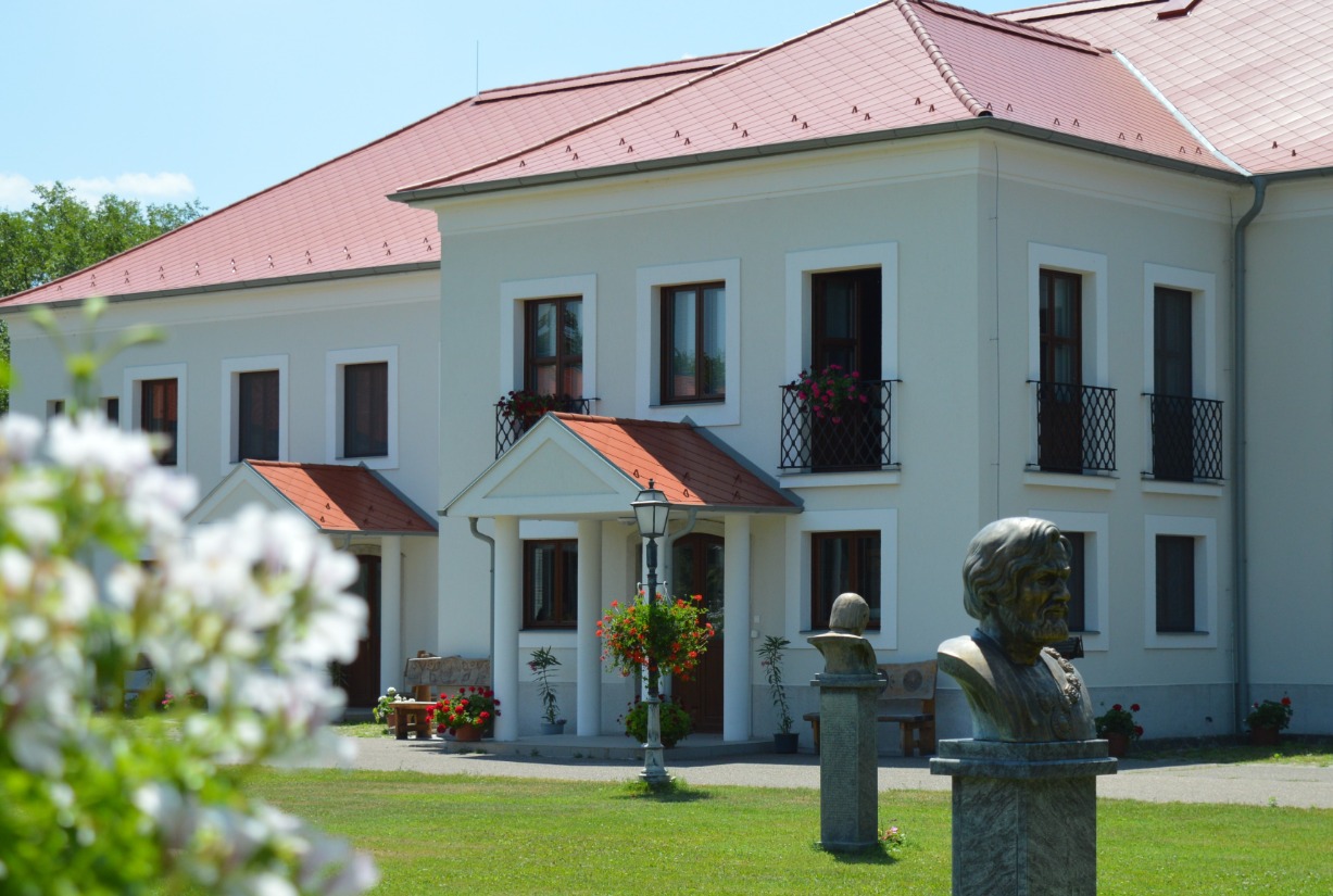 Népfőiskola Foundation